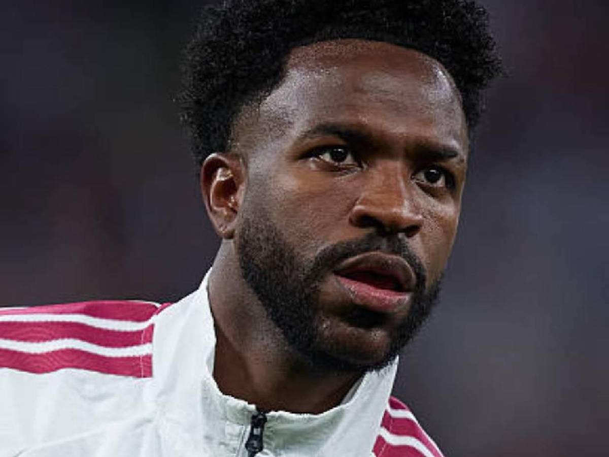 Vinicius con el corazón roto: Así fue captada su exnovia besando a otro hombre y revelan quién es