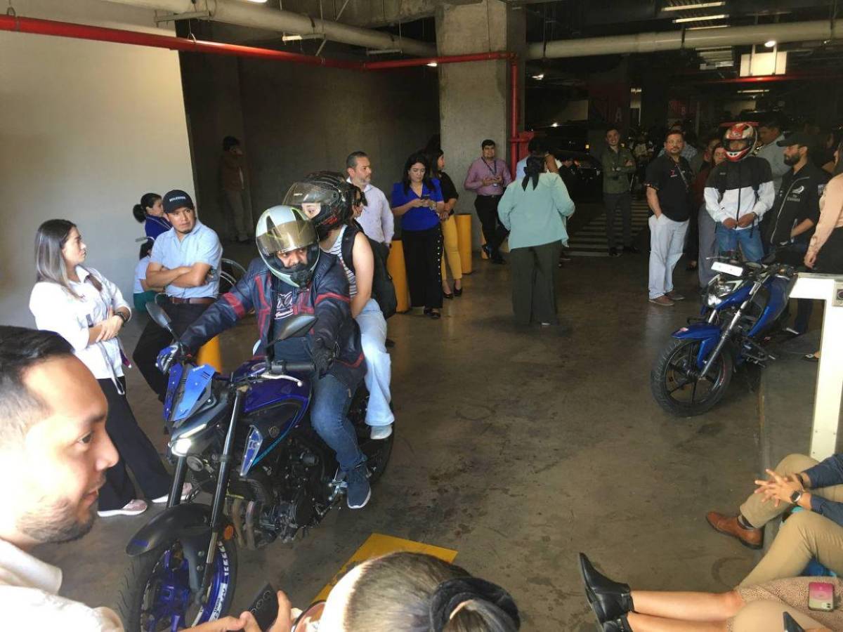 “No al cobro abusivo”: Empleados del CCG protestan por aumento en tarifa del parqueo