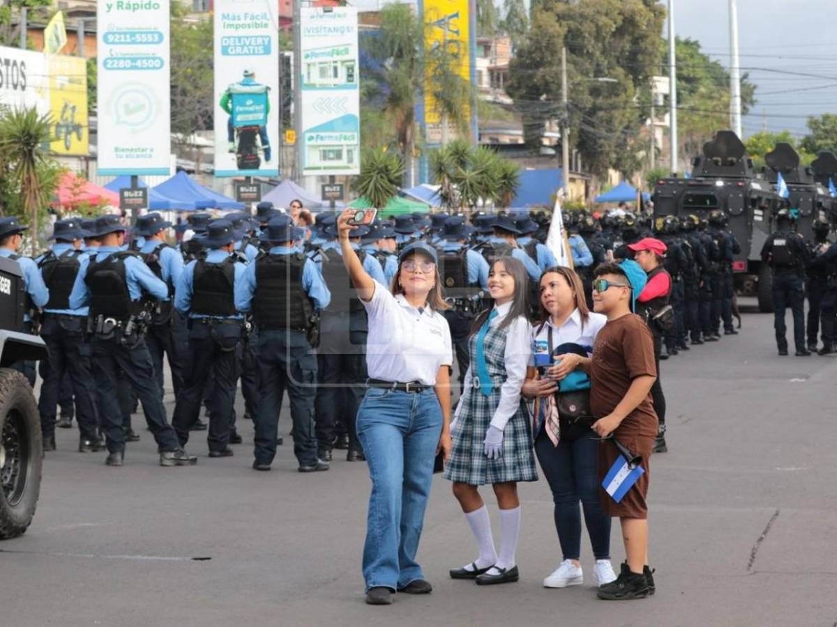 Anillos de seguridad dentro y fuera del estadio resguardan desfiles patrios