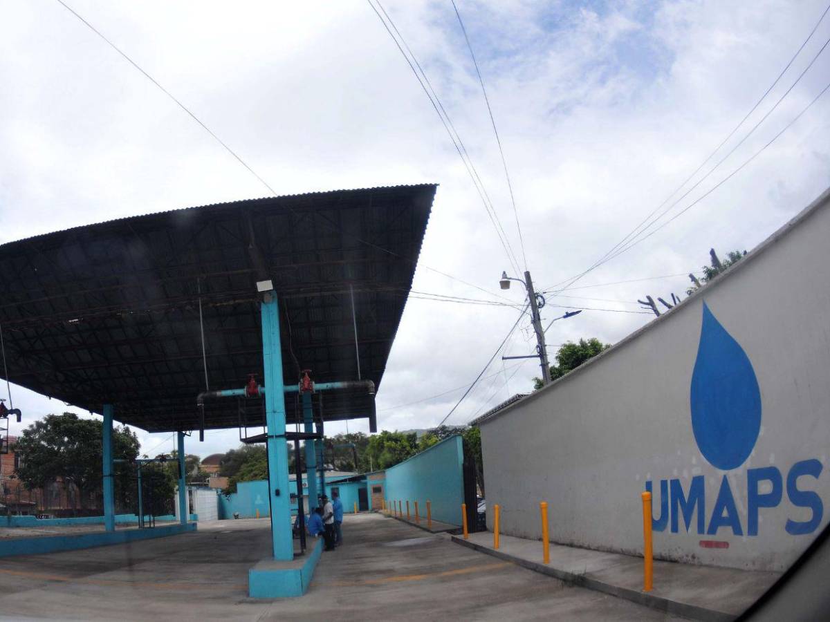 Capitalinos enfrenta escasez de agua pese a reparto con cisternas públicas
