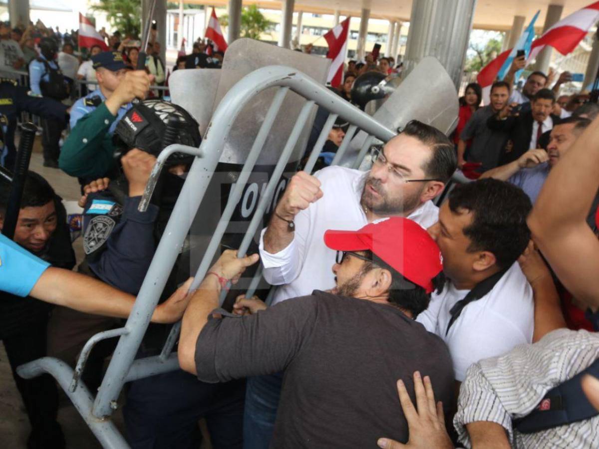 En fotos: así fue la agresión de policías y seguridad privada hacia liberales en el Congreso