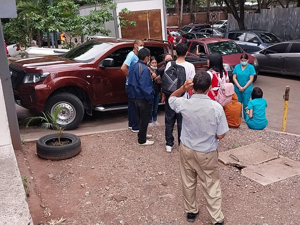 Momento en que familiares reclamaban el cadáver del joven para trasladarlo al sitio donde será velado.