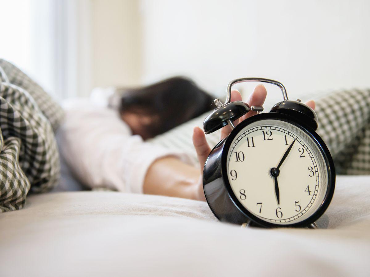 Al menos durante los días previos a su viaje y en las primeras semanas tras su llegada, evite tomar siestas prolongadas durante el día.