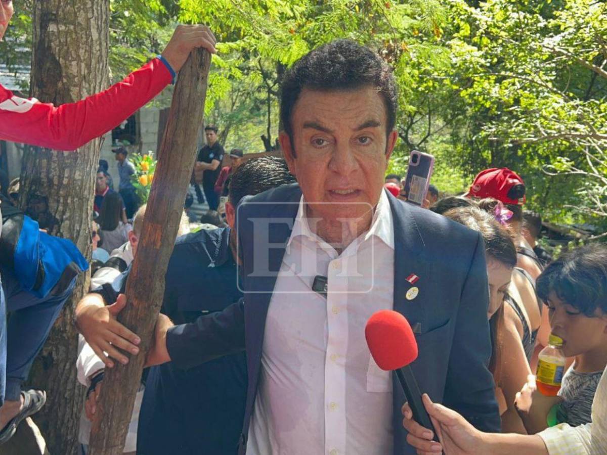 Así fue la visita de Salvador Nasralla a Santa Bárbara para despedir víctimas del accidente