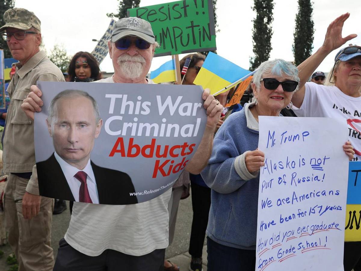 Entre alfombra roja y carteles de rechazo: así fue recibido Putin en Alaska