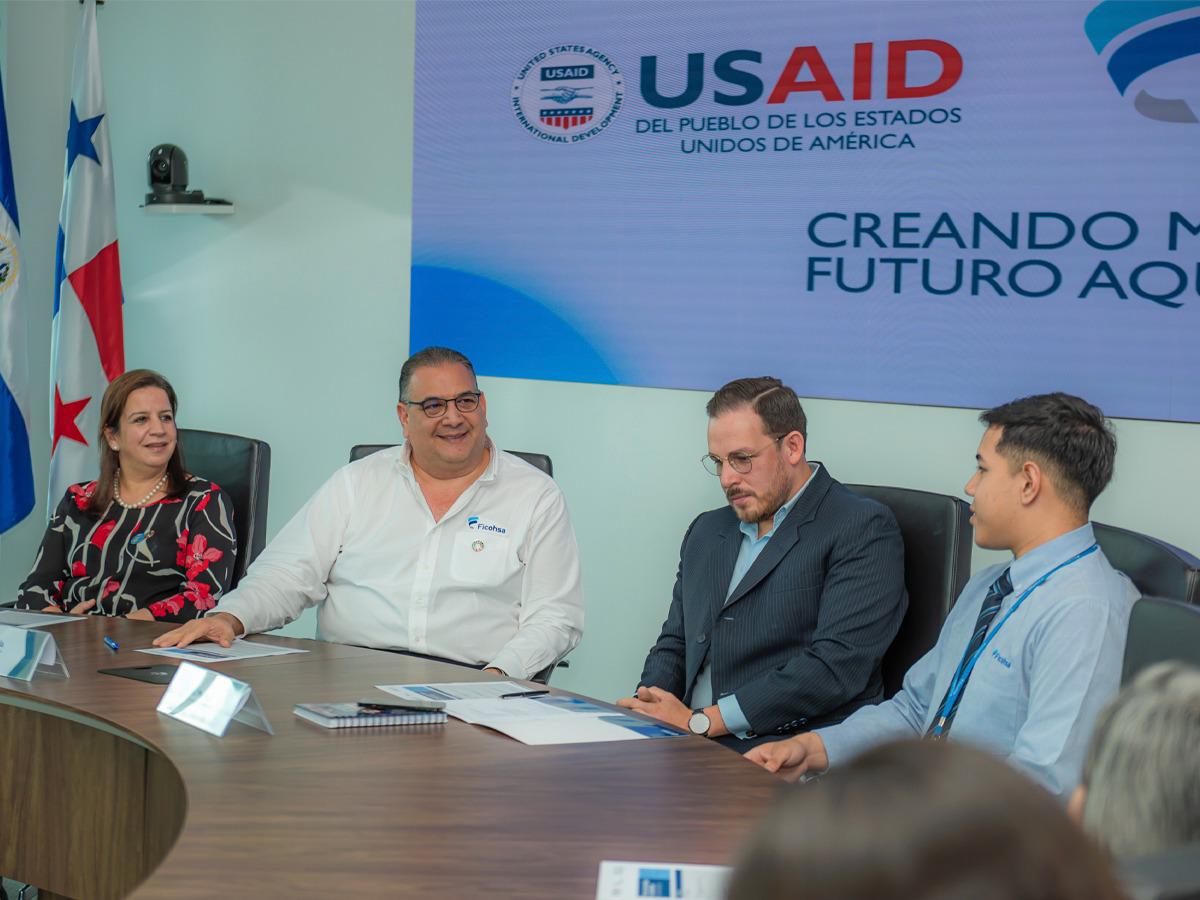 Luis Atala, Vicepresidente Ejecutivo de Grupo Financiero Ficohsa, celebra el acuerdo firmado con entusiasmo, reafirmando el compromiso de contribuir al desarrollo y crecimiento de la juventud hondureña.