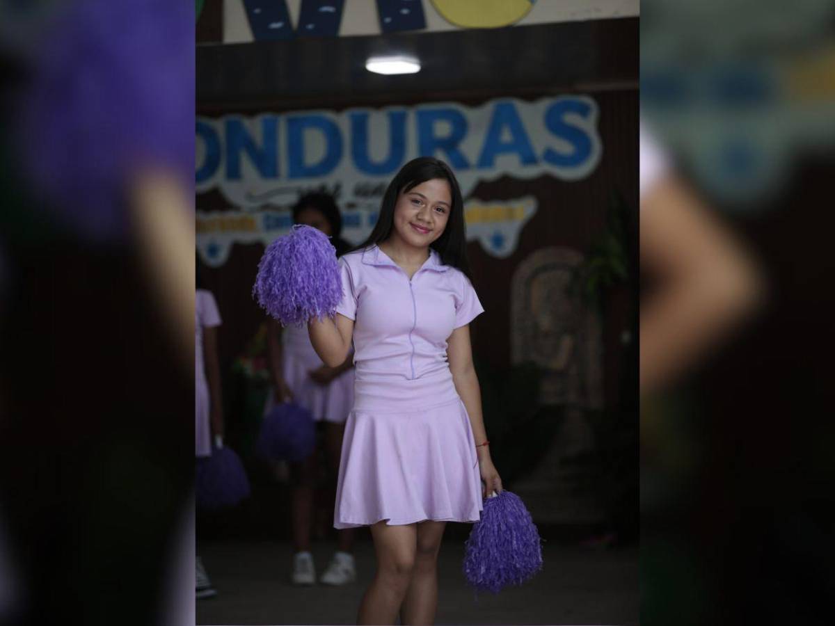 Pomponeras del Instituto Monterrey se preparan para los desfiles patrios