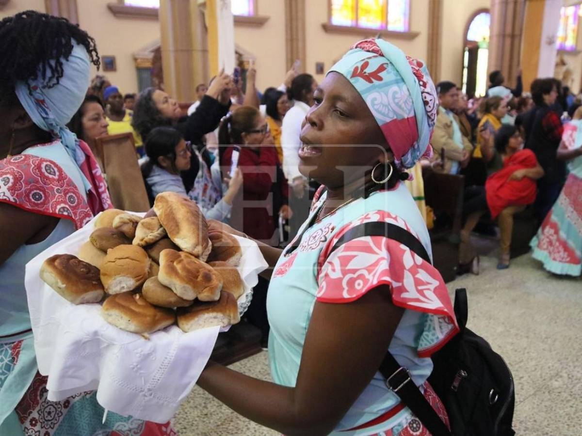 Con kazzabe y música ancestral, garífunas rinden devoción a la Morenita
