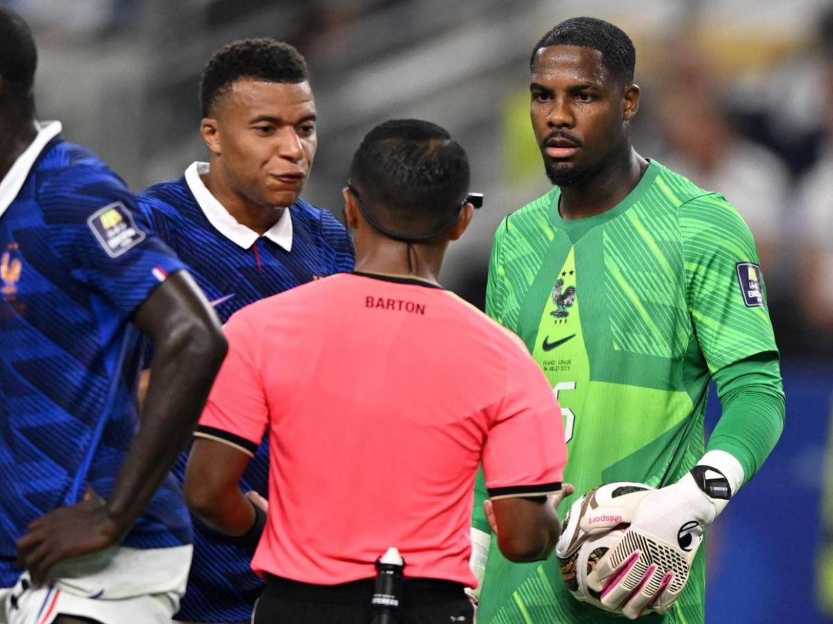 Didier Deschamps atiza contra salvadoreño Iván Barton; árbitro recibe varias críticas por su trabajo