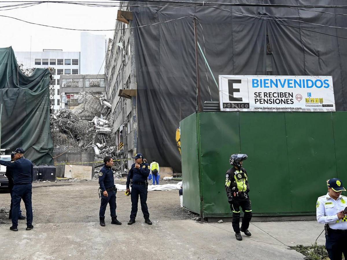 Destrozos tras colapso de edificio en centro de México; hay tres personas atrapadas