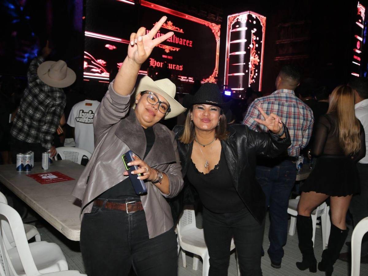 Sombreros, botas y flecos: la moda norteña del público en el concierto de Julión Álvarez