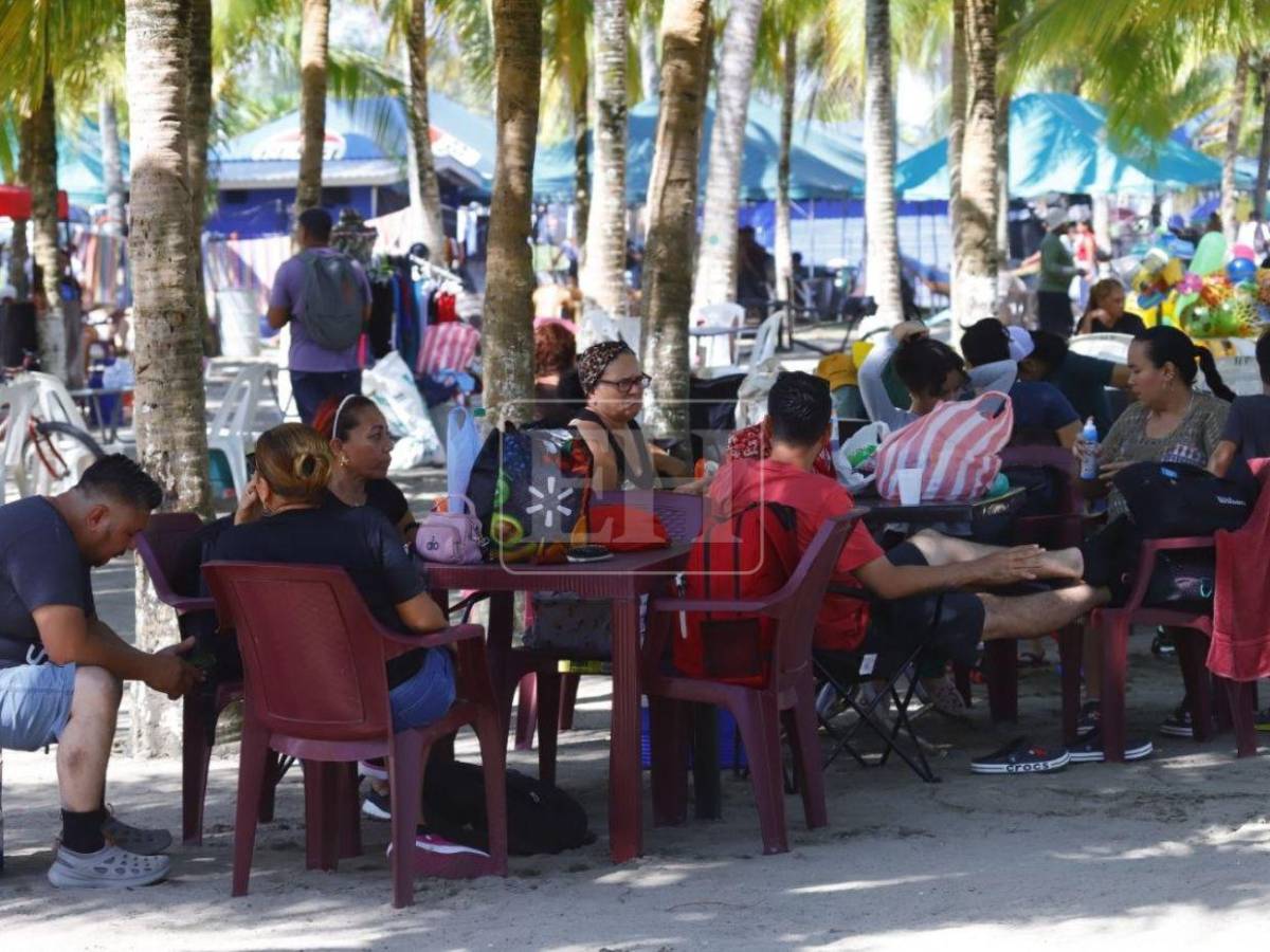 Playas de Tela siguen llenas en la recta final de Semana Santa