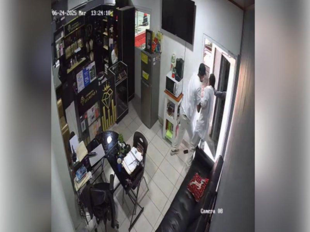 “¿Nos puede regalar agua?”: el engaño con el que asaltantes vestidos de médicos entraron a  joyería en SPS