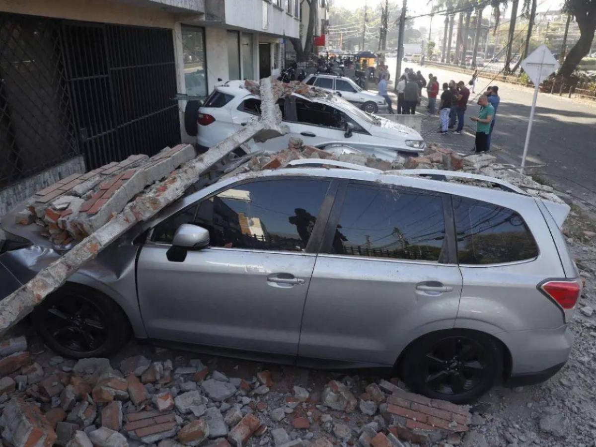 Halló la casa deshecha: Madre busca a su hijo entre escombros tras terremoto que sacudió a Colombia