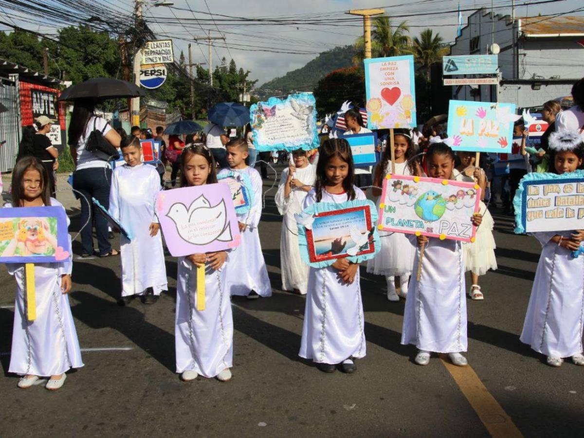 Fauna, próceres, palillonas y más: escuelas conmemoran el 204 aniversario de independencia