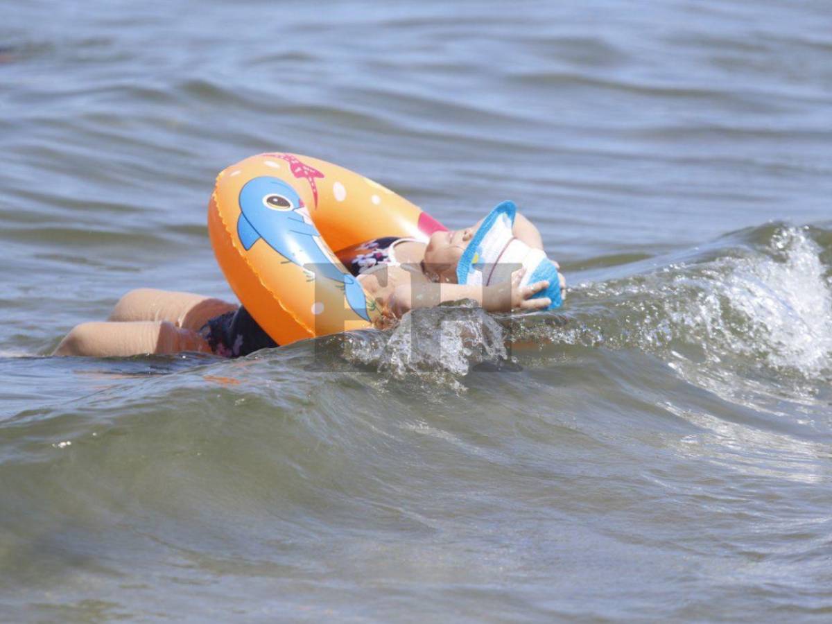 Playa, diversión y bellas turistas: así se disfruta la Semana Morazánica en Honduras