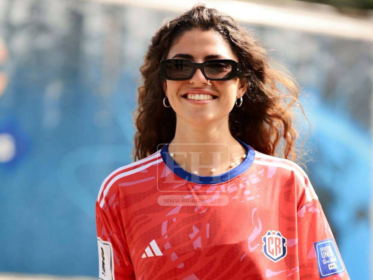 Chicas hermosas iluminan el partido entre Costa Rica y Honduras