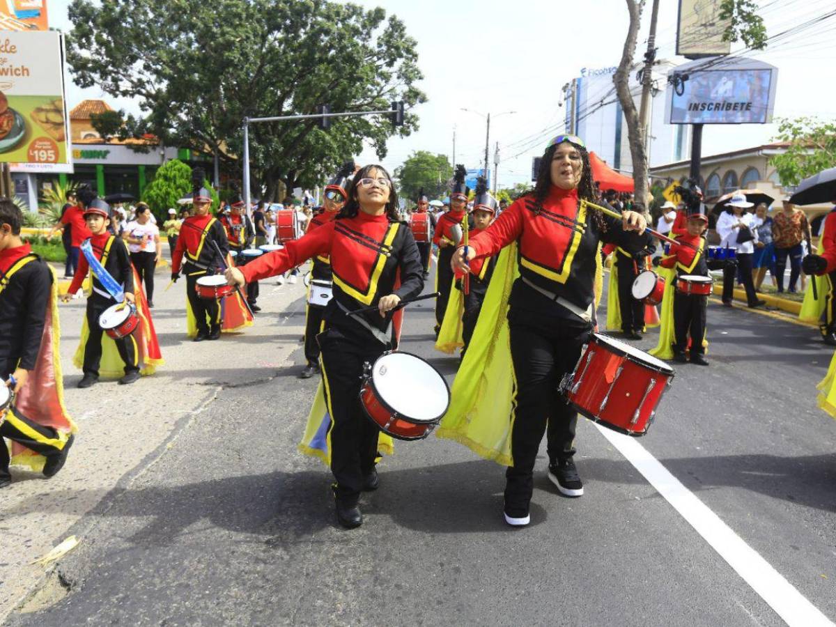 ¡Orgullo y fervor! Escuelas desfilan honrando a la patria en SPS