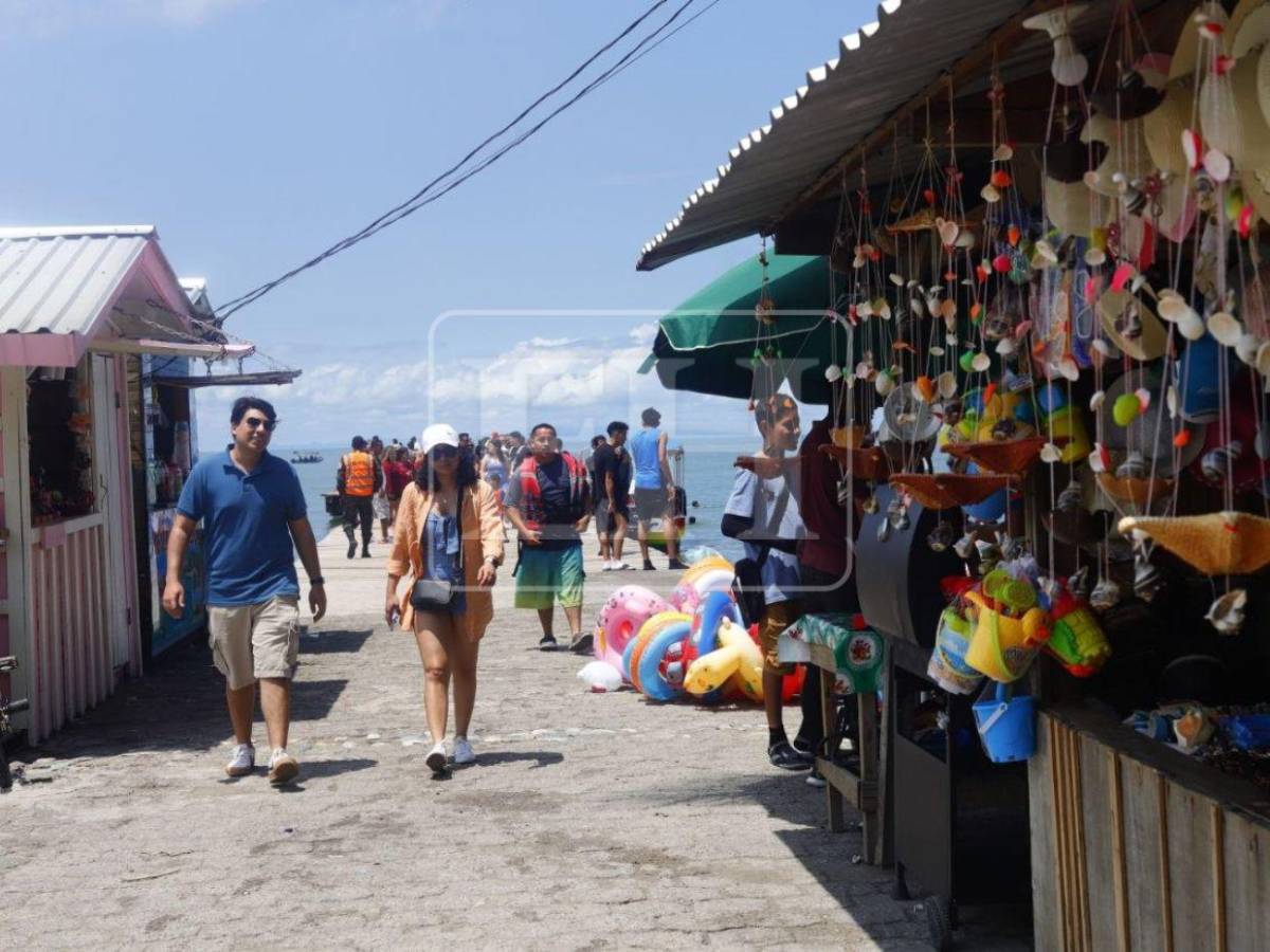 Playas de Omoa se llenan de turistas en plena Semana Santa 2026