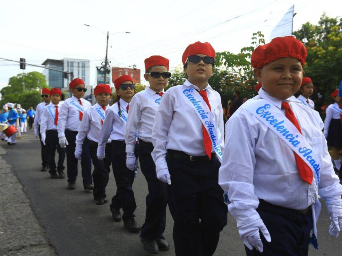 ¡Orgullo y fervor! Escuelas desfilan honrando a la patria en SPS