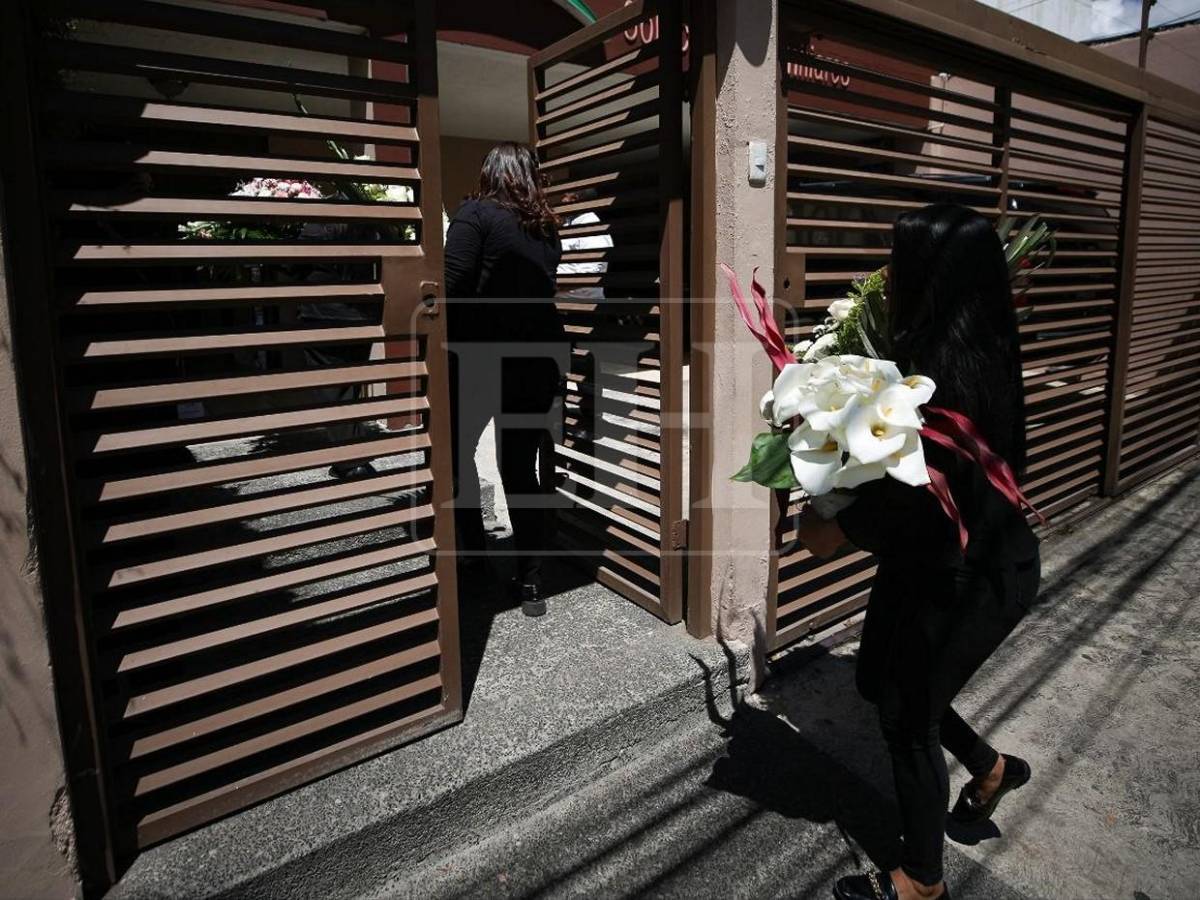 Entre flores y abrazos: familiares y amigos despiden a Javier Deras, su esposa y su madre