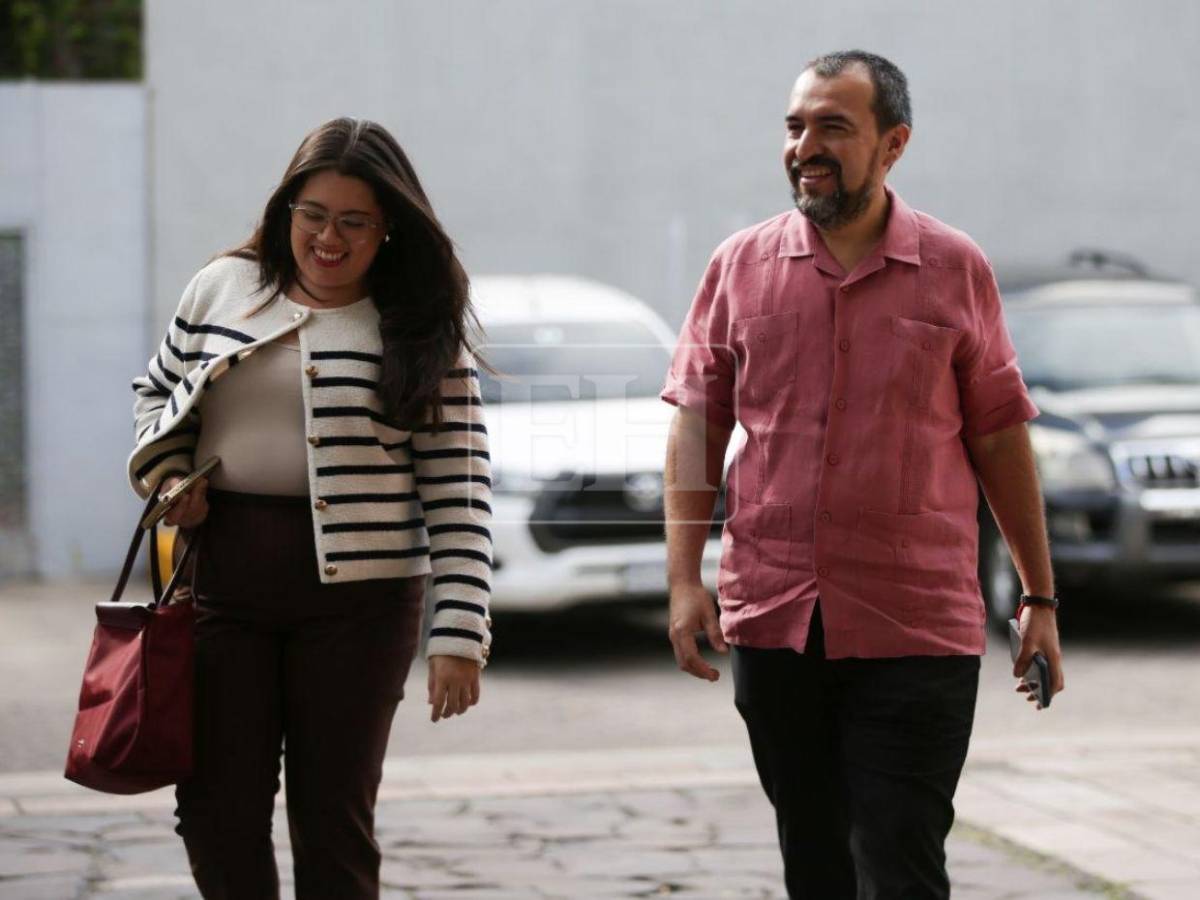 Funcionarios llegan a Casa Presidencial para Consejo de Ministros en medio de controversia por decreto