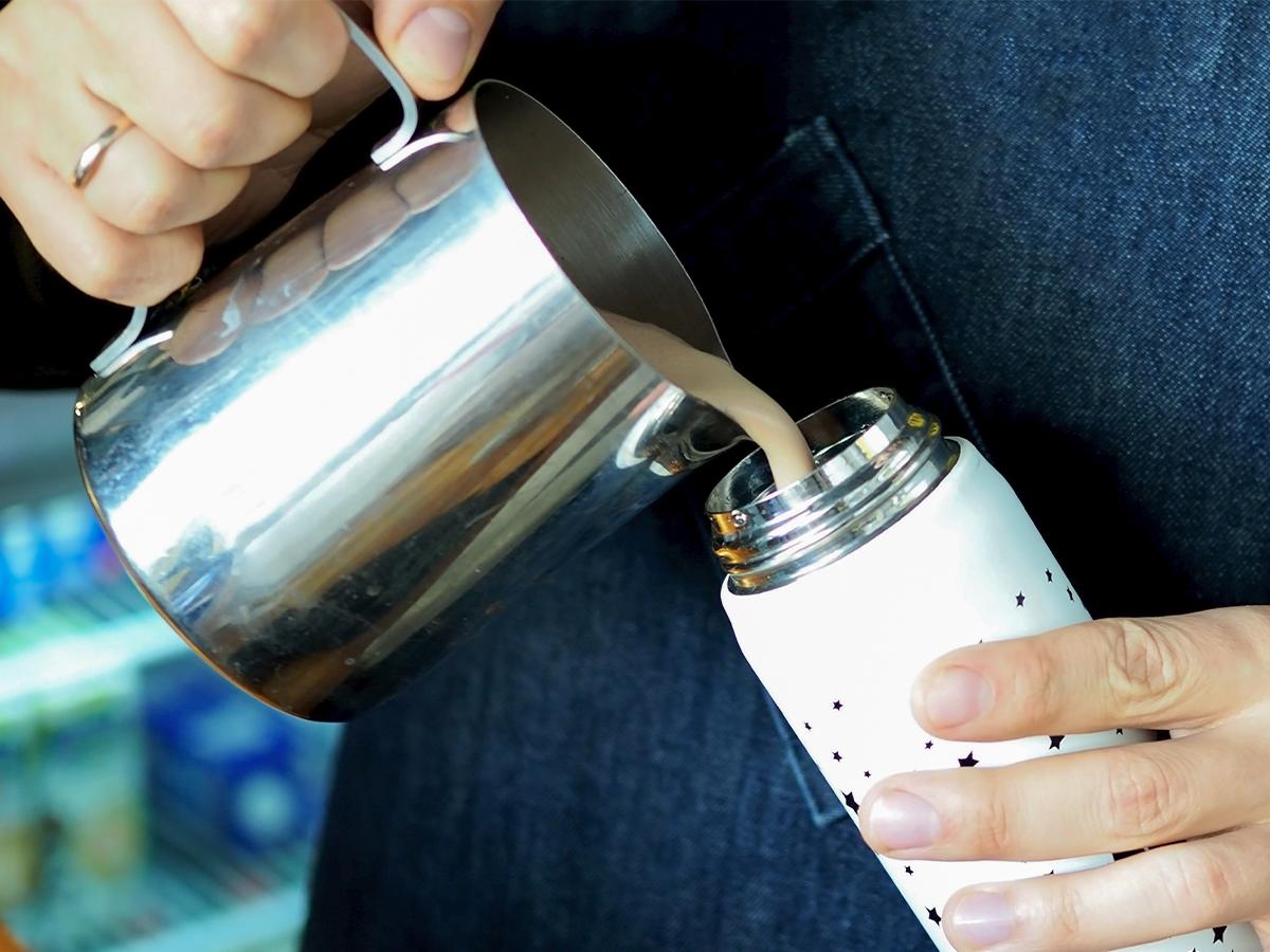 <i>Vasos reutilizables: La responsabilidad de llevar tu propia taza o termo para obtener tu café, es un paso hacia la reducción de residuos y un compromiso con el cuidado del planeta.</i>