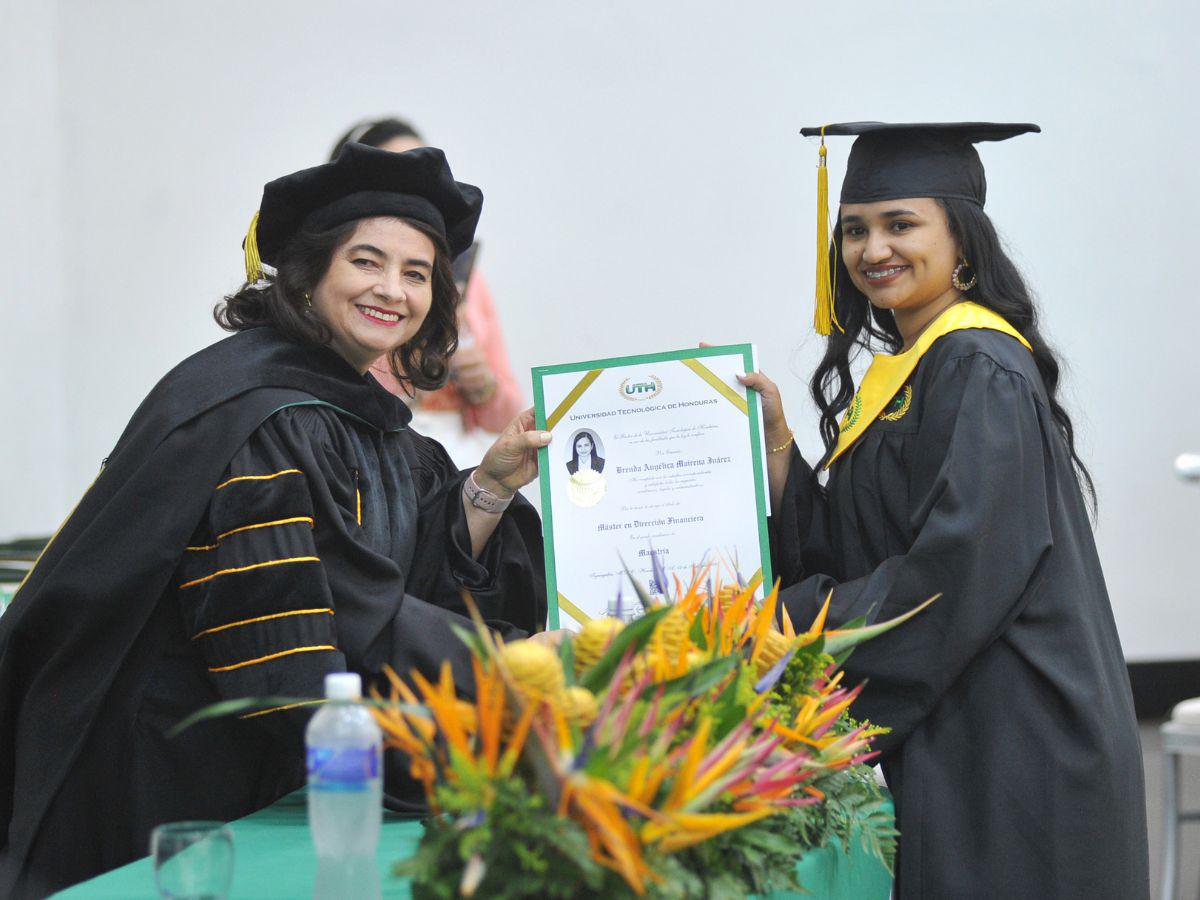 La doctora Marina Castellanos, directora académica UTH, fue parte de las autoridades presentes en los actos de graduación.