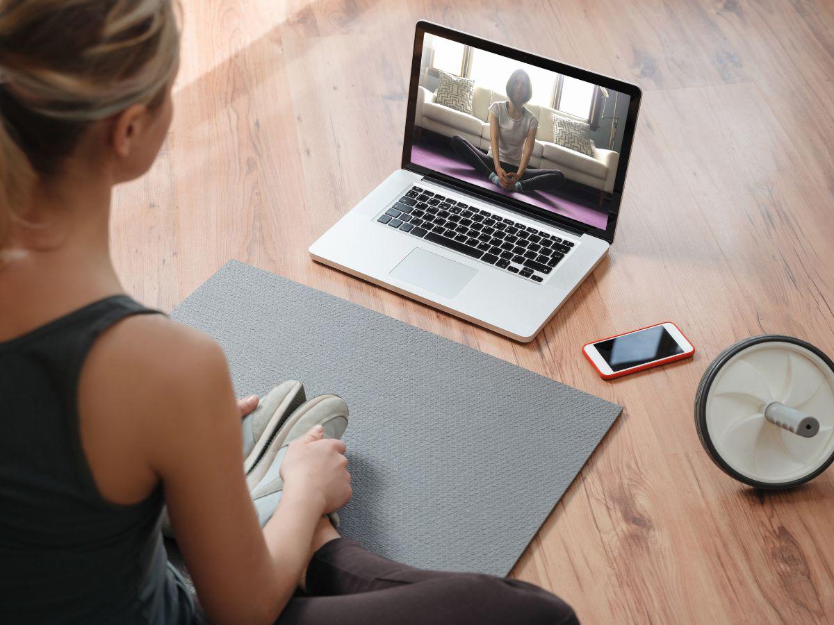 Apóyese en la gama de contenido audiovisual para elegir una rutina que se adapte a sus necesidades.