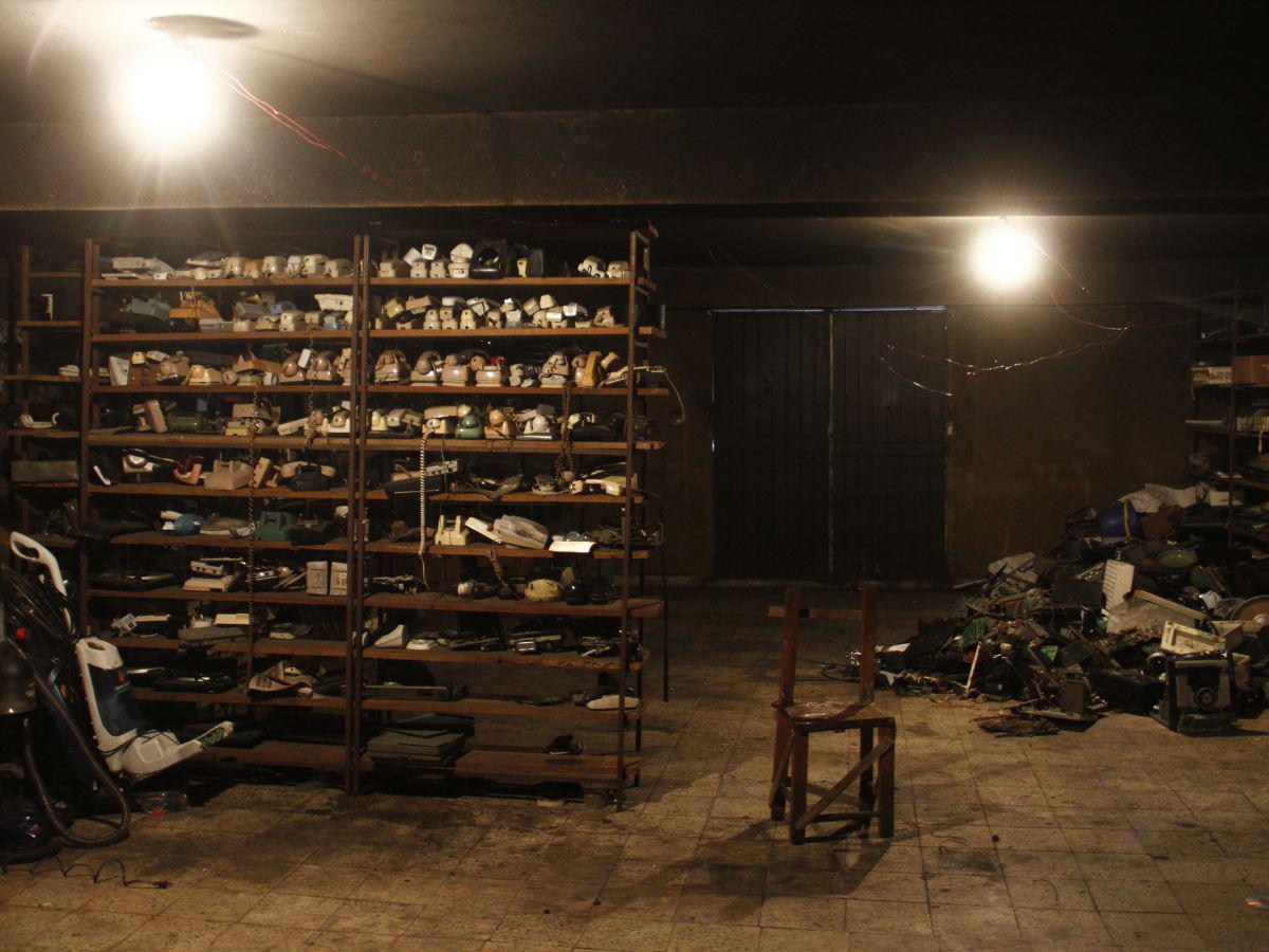 Las imágenes hacen alusión a retratos fotográficos de personas ausentes.