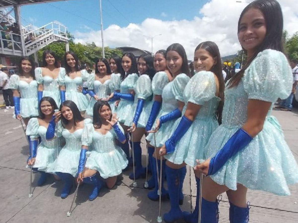 Tradición y color: Hermosas palillonas engalanan Carnaval de Tegucigalpa 2024