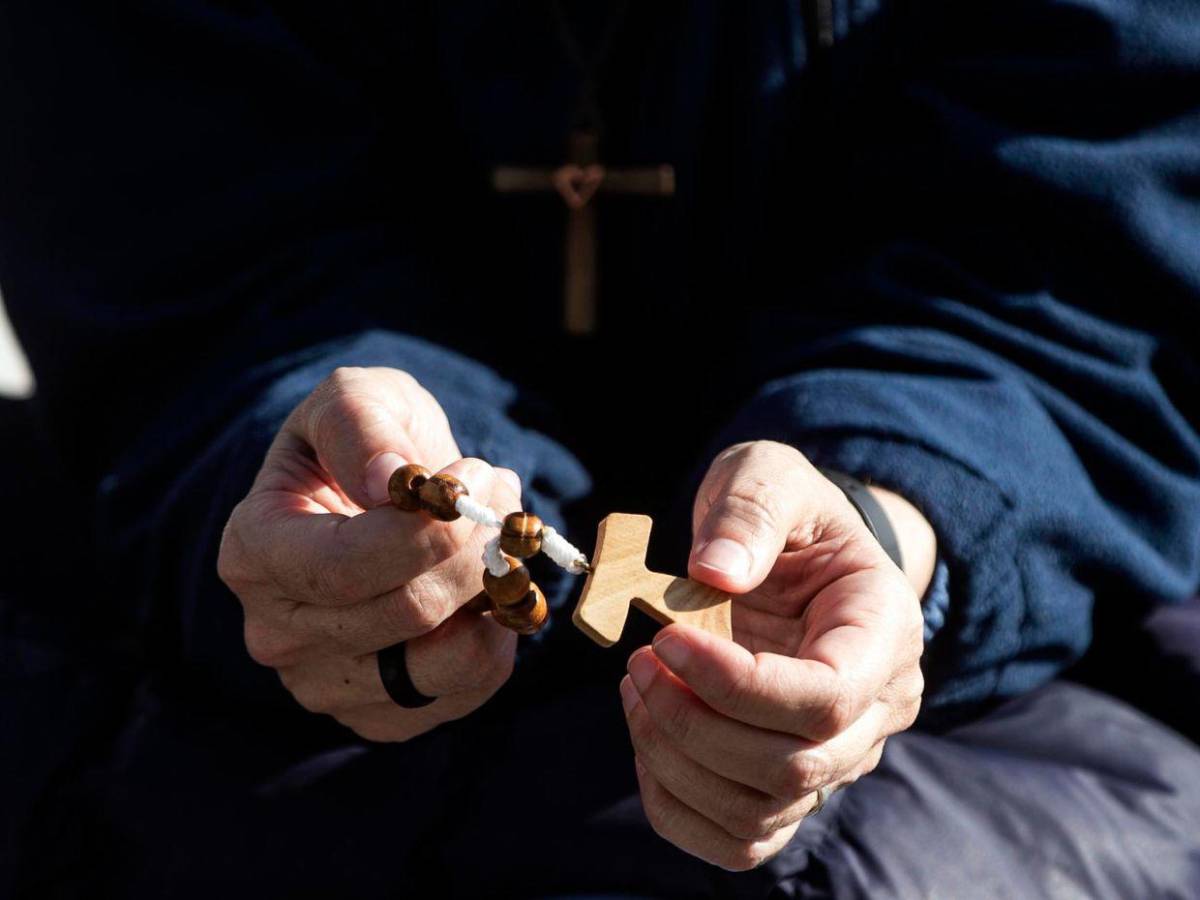 Fieles rezan frente hospital donde está el papa Francisco, que se mantiene estable