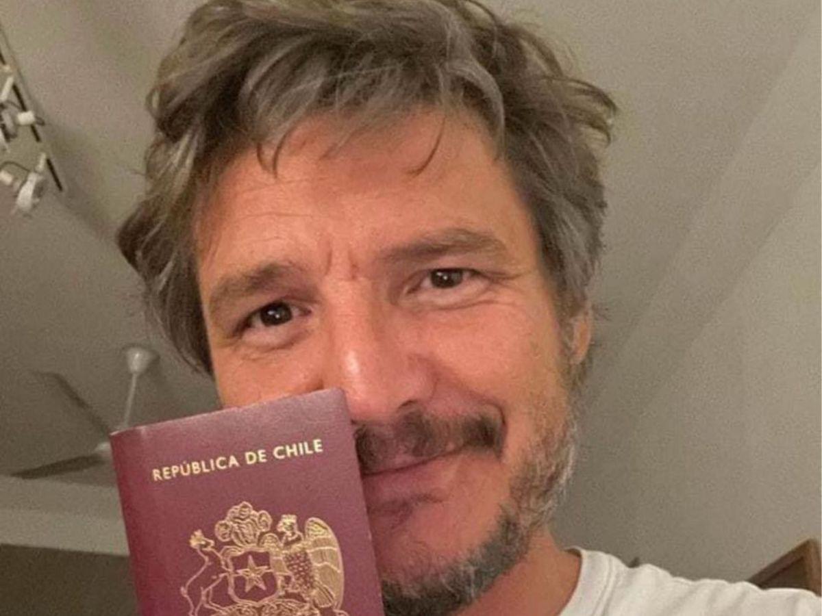 El actor de Hollywood muestra con orgullo su pasaporte chileno.