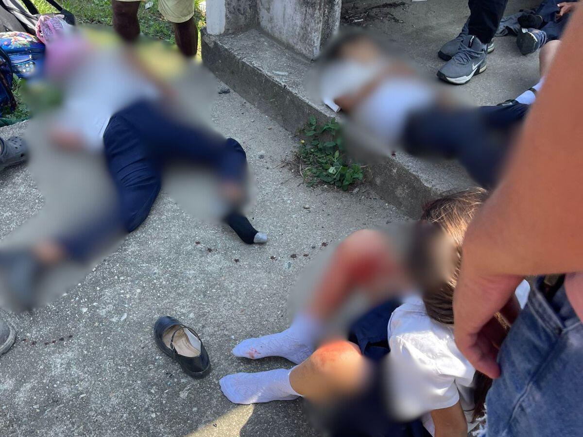 Quedaron atrapados en la mototaxi: momento en que rescataron a niños accidentados en Omoa