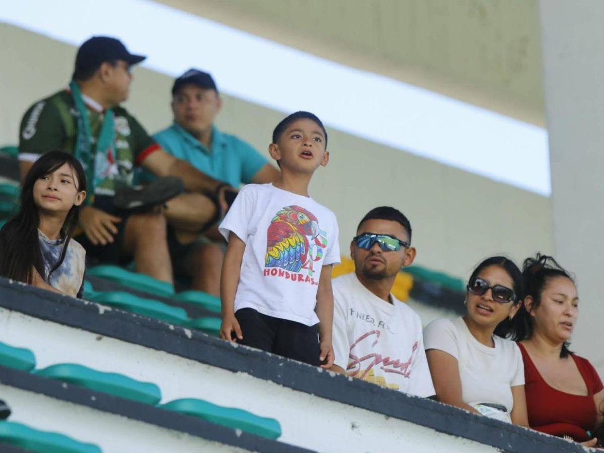 Invasión verde, el error de novato, hermosas chicas y el insólito grito en las gradas