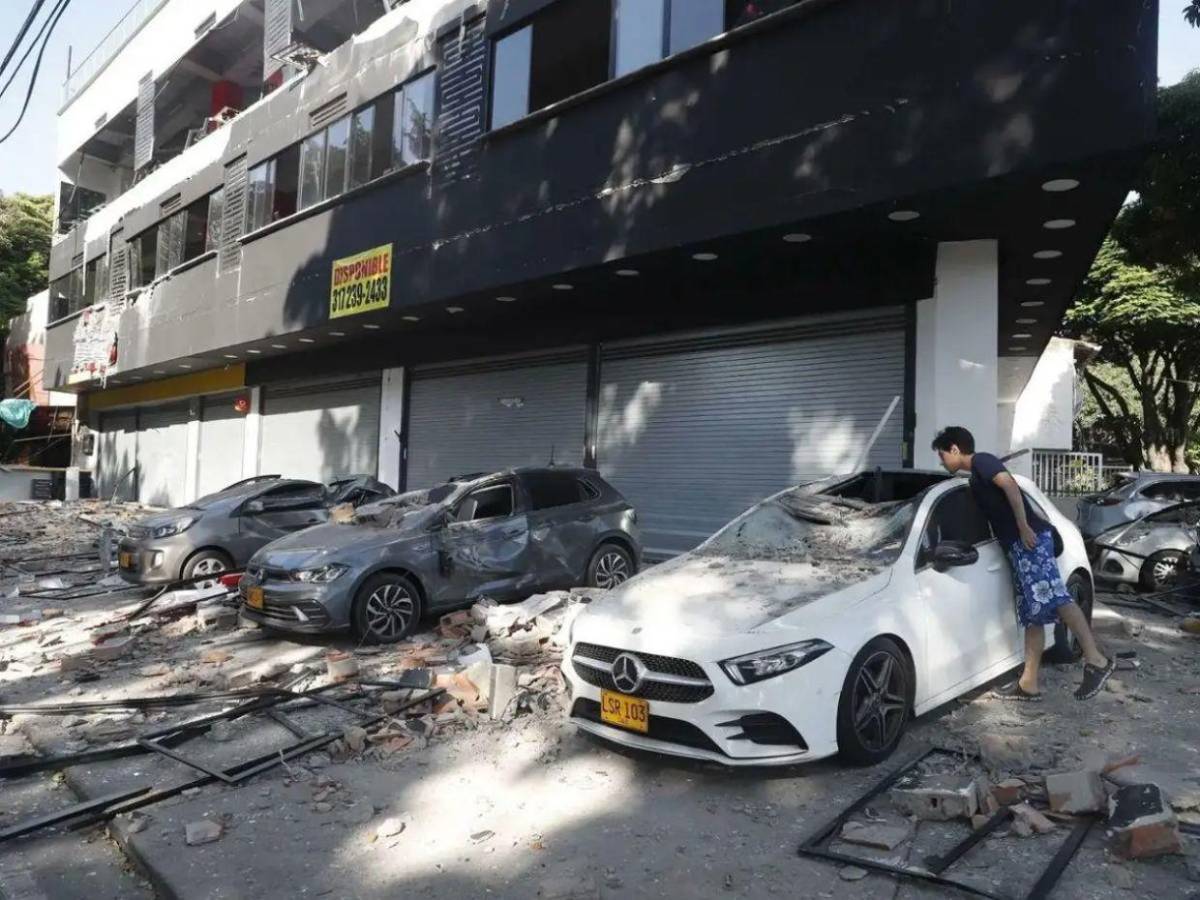 Halló la casa deshecha: Madre busca a su hijo entre escombros tras terremoto que sacudió a Colombia