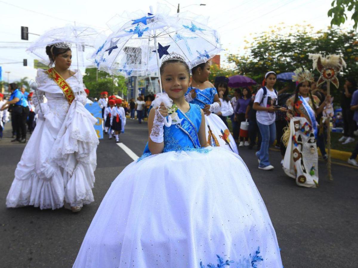 ¡Orgullo y fervor! Escuelas desfilan honrando a la patria en SPS
