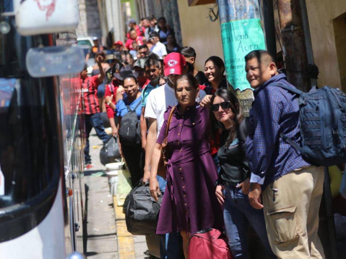 Capitalinos llenan terminales de buses para vacacionar durante Semana Santa Capitalinos llenan terminales de buses para vacacionar durante Semana Santa