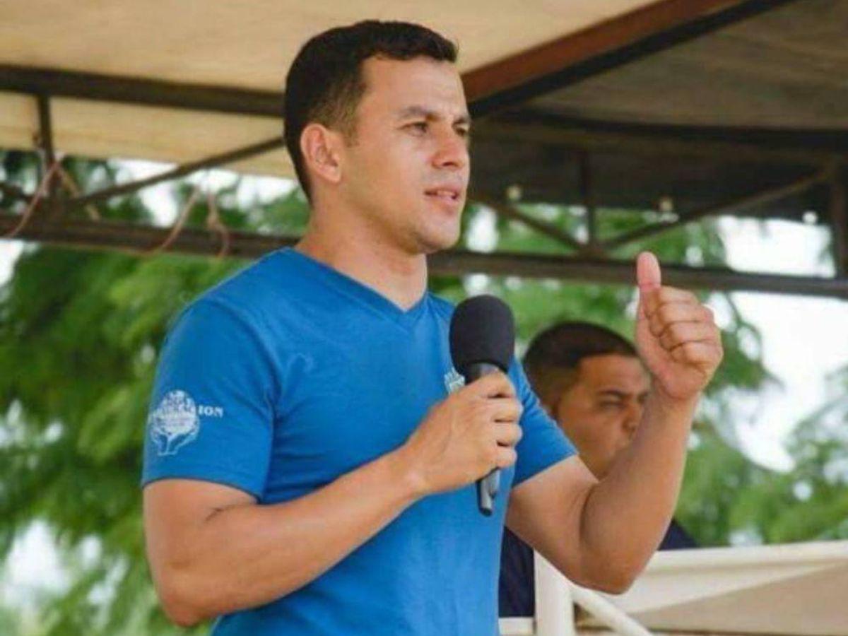 En silla de ruedas, Rubén Matamoros asiste a velorio de su esposa e hijo