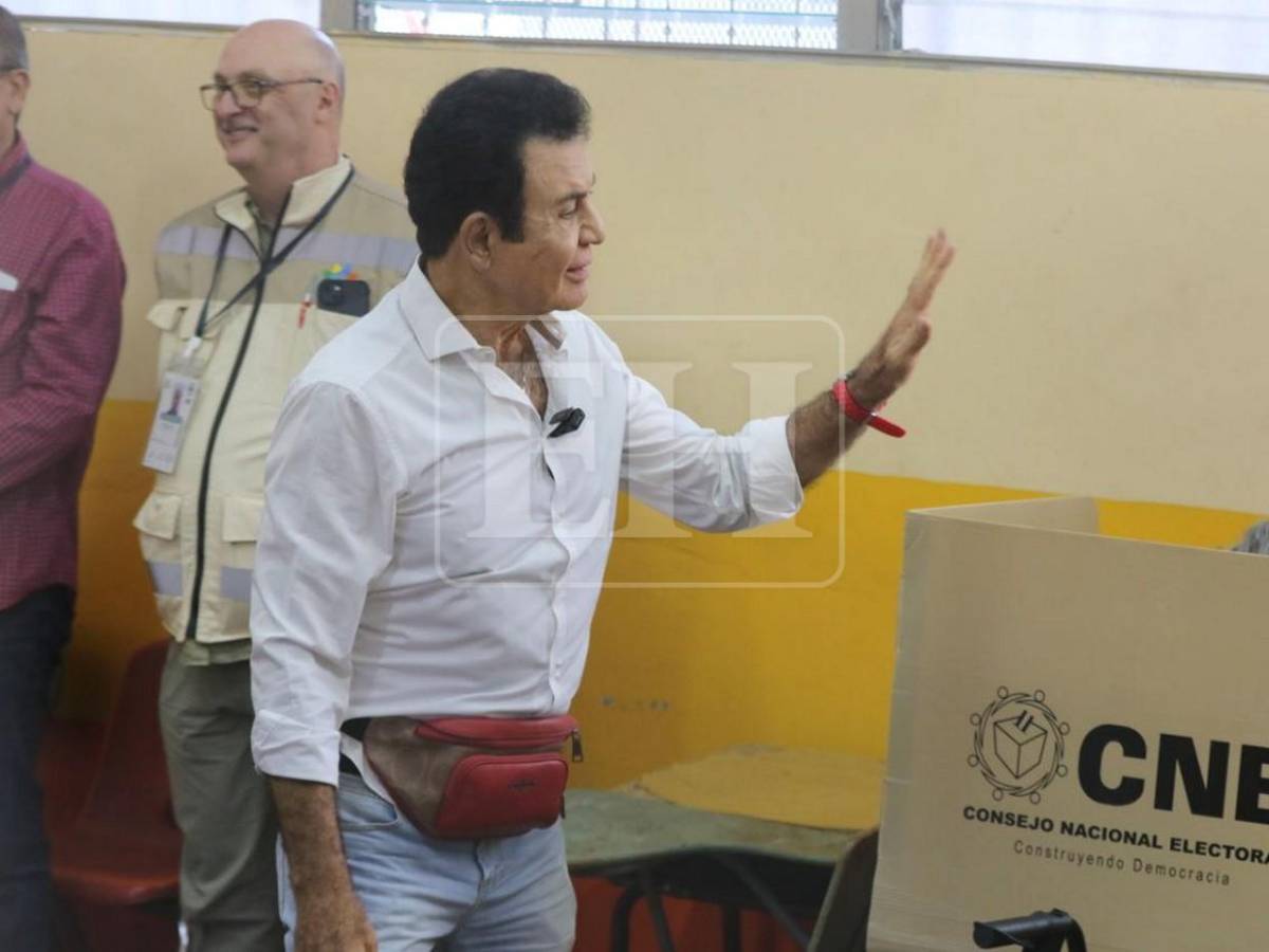 Salvador Nasralla celebra su voto y muestra sus papeletas