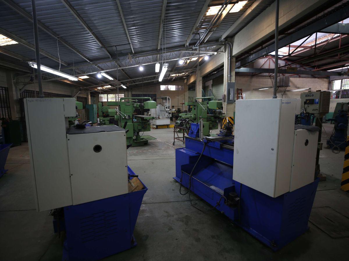 Debido al mal estado de los tornos, en el Luis Bográn utilizan maquinaria de menor tecnología.