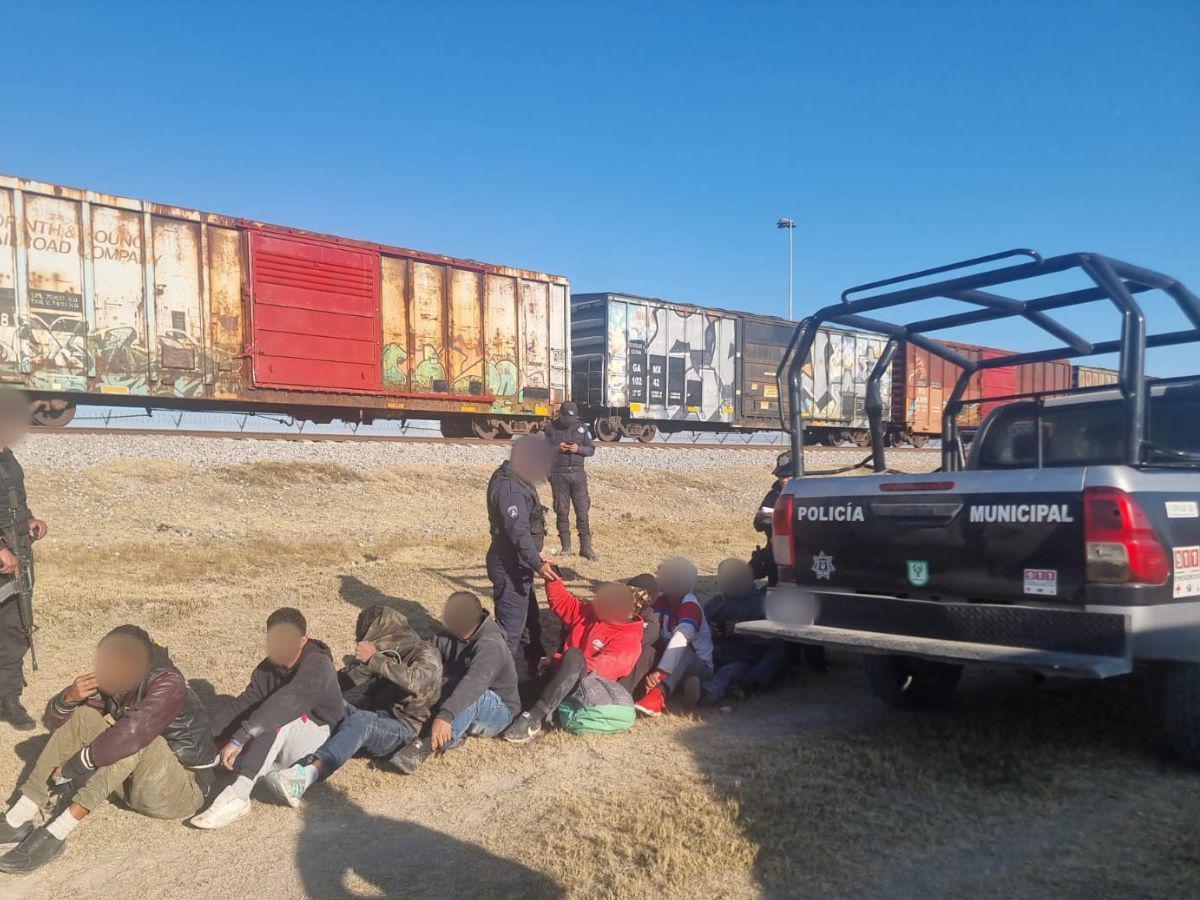 Detienen a 48 migrantes hondureños en estación de ferrocarril en Puebla, México