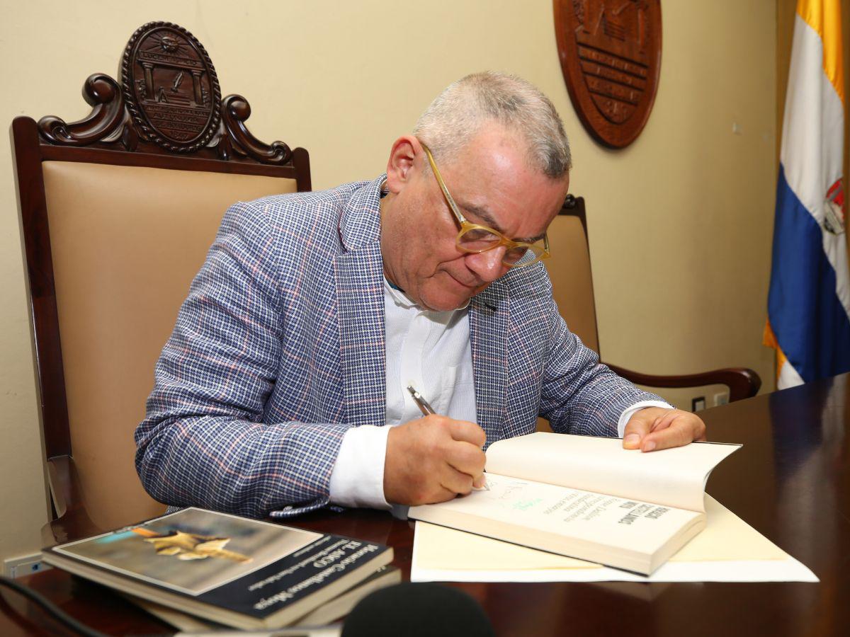 Al final del conversatorio, el autor firmó ejemplares de sus libros a colegas y amigos.