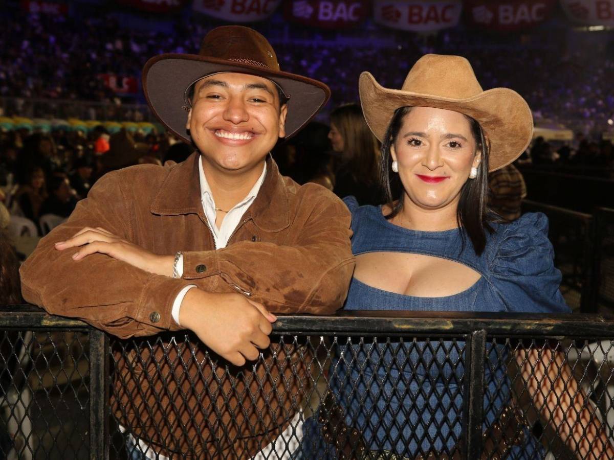 Sombreros, botas y flecos: la moda norteña del público en el concierto de Julión Álvarez