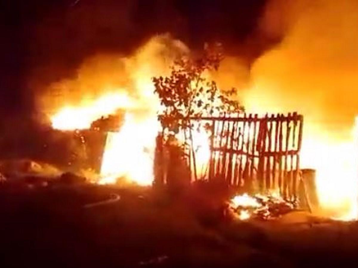 Bombero acude a sofocar incendio sin imaginar que su propia casa era la que ardía en llamas