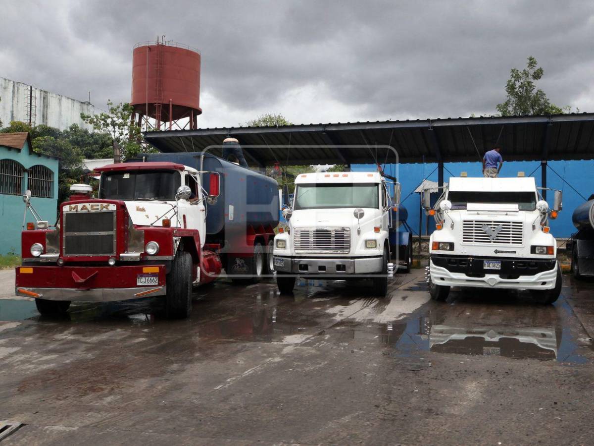 Capitalinos enfrenta escasez de agua pese a reparto con cisternas públicas