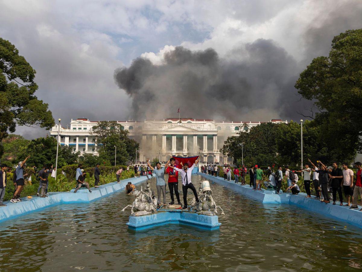 Millenials desatan caos en Nepal: 25 muertos, 400 heridos y ataques a líderes políticos