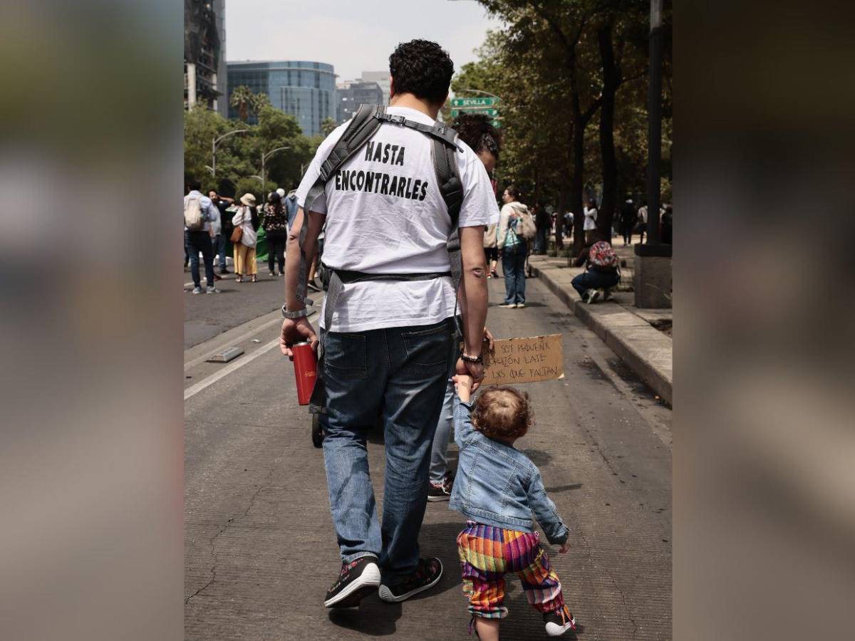 Madres mexicanas marchan el Día de las Madres para exigir justicia por sus hijos desaparecidos