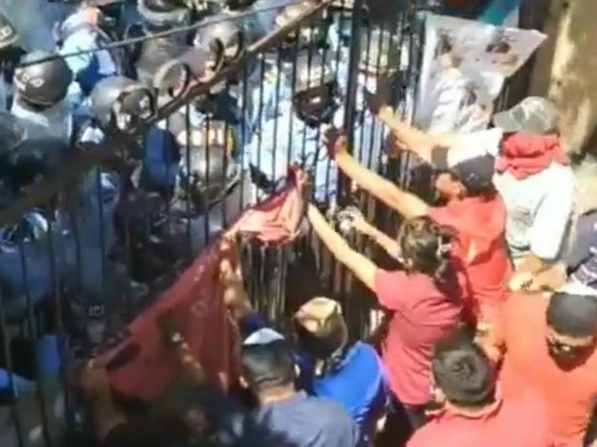 Elementos de la Policía Nacional proceden a desalojar a manifestantes de Libre