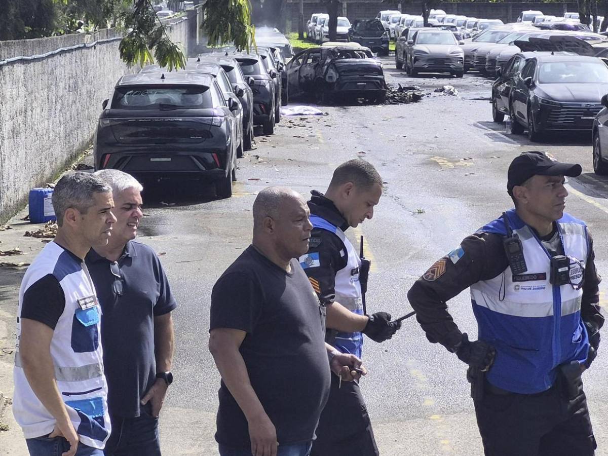 Choque de helicópteros deja seis muertos en Río de Janeiro y lanza fragmentos contra edificios